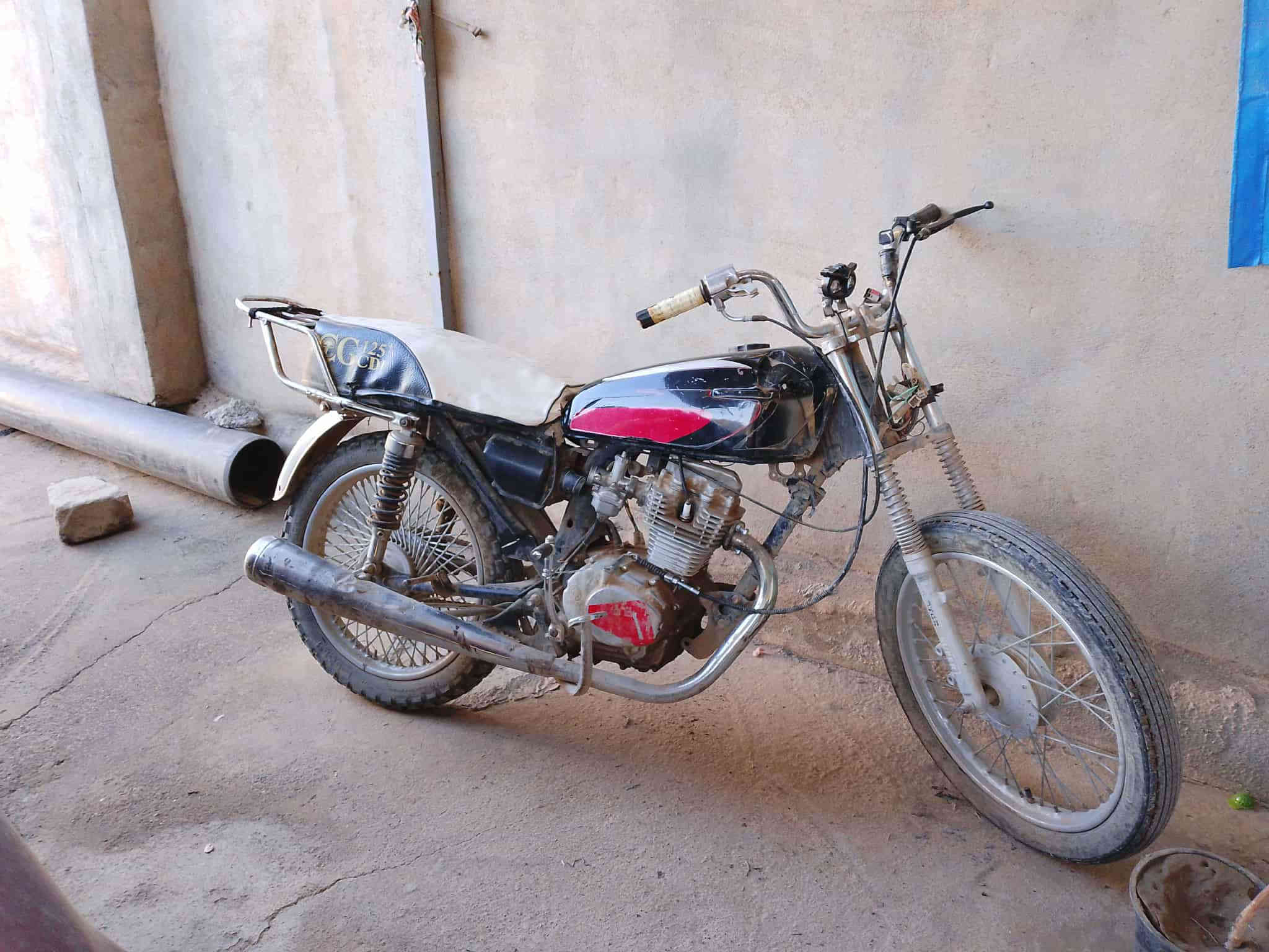 السلام عليكم توالي موطور للبيع بي ضو و محرك وتايرتين ويمشي ويشتغل الصبح وهندرو خارط السعر 115 وبي مجال رقم صاحب الحلال ***********
