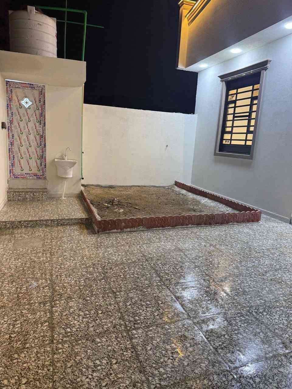 بيت للبيع مساحه 240 متر السعر 138 مليون البناء بلوك كونكريت درجه اولى يحتوي على غرفتين وصاله ودوانيه ومطبخ وحمام وصحيات داخليه وخارجيه وكراج وحديقه العنوان البصره الجزيره اليوبه اللاستفسار تواصلو معنا عبر الواتساب ***********
