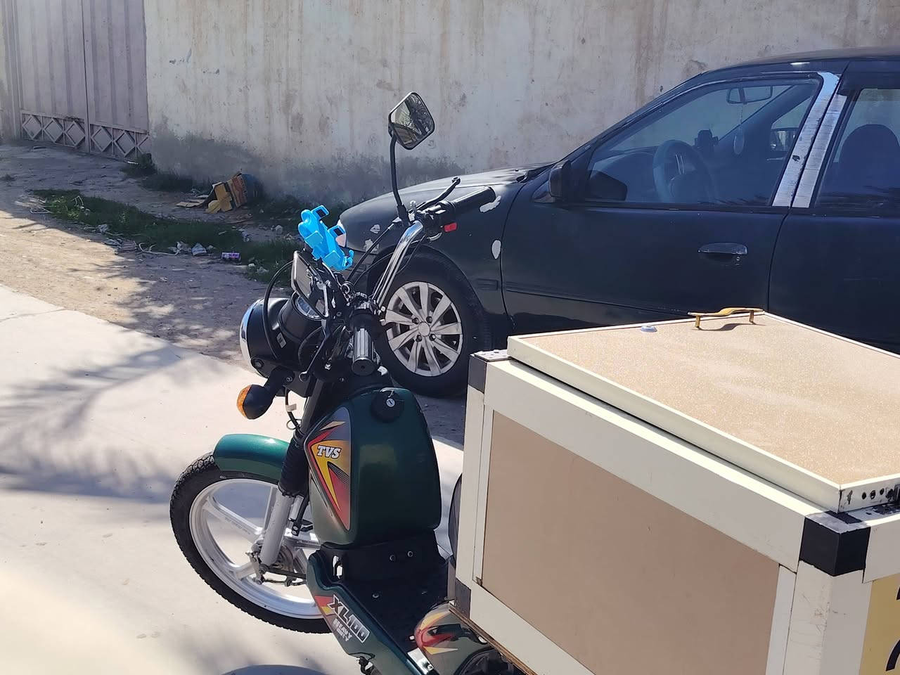 دراجة TVS xl100 دراجة جديدة على وضع شركة مكينه شرط داخلها اصفر كهربائيات محد ماد ايدة عليها موديل 2024 على ايدي و مثل ما واضحة بالصور نضافتها زوج ويل كب مو سيم و تايرات جدد شادهن السعر 1.300 و بيها مجال هي والصندوك و انطيك وياها خوذة اصلية اذا متريد الصندوك السعر اقل و انطيك كشنها الخلفي 
*********** متواجد على النت و اذا تريد اتصال
