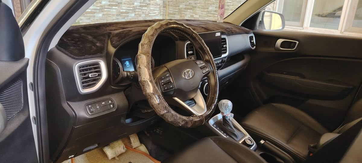 السلام عليكم
🚘 للبيع — Hyundai Venue 2022 SE

✔️ كلين وارد كوري فقط تبديل دعامية أمامية نفس الشركة 

✔️ بدون قطرة صبغ

✔️ ماشية 35 ألف كم فقط

(رقم قادسية تحويل بنفس اليوم بسمي) 

المواصفات والأنظمة:

•✅ نظام المحافظة على المسار 

(Lane Keep Assist)

•✅ نظام التحذير من الخروج عن المسار 

(Lane Departure Warning)

•✅ نظام مانع الانزلاق (Traction Control)

•✅ نظام الثبات الإلكتروني (Stability Control)

• ✅ نظام تثبيت السيارة على المرتفعات

 (Hill Hold Control)

• ✅ تنبيه السائق 

 (Driver Attention Warning)

• ✅ نظام ABS للمكابح

📱 تدعم:

• Apple CarPlay

• Android Auto

🎵 4 سماعات

🎛️ تحكمات ستيرن

🔌 منفذ USB

💡 مصابيح أوتوماتيك

🪞 مرايا كهربائية

⛽ اقتصادية جدًا بالوقود

🛞 تايرات 15 إنش

🪑 إمكانية تعديل ارتفاع مقعد السائق

السيارة استخدام مرتب ومريحة جدًا داخل المدينة.

💵 السعر:142 $ فقط.

للتواصل و الإستفسار على الرقم 📞 :

 *********** 

 ***********
