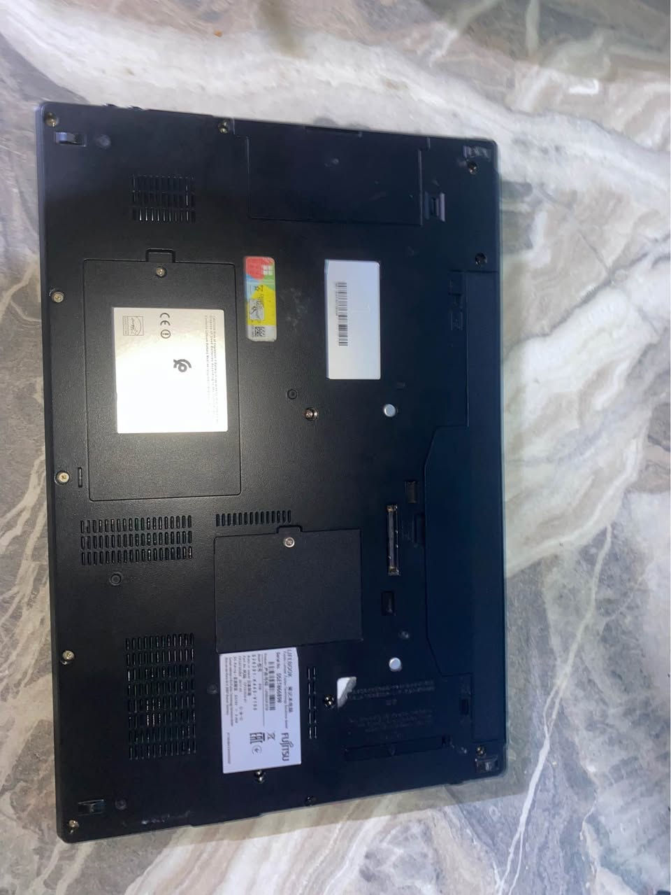 لابتوب فوجيتسو ياباني (Fujitsu) نظافة ممتازة مع بطارية مزدوجة وسرعة عالية.
المواصفات التقنية:
• الموديل: Fujitsu Lifebook E756.
• المعالج: Intel Core i5-6200U (الجيل السادس).
• الذاكرة (RAM): 8GB DDR4 (سريعة جداً في التصفح والبرامج).
• الهارد (Storage): SSD 256GB من شركة SanDisk (يفتح الجهاز في ثوانٍ).
• الشاشة: 15.6 بوصة (حجم مريح للعمل والدراسة).
• كرت الشاشة: Intel HD Graphics 520.
• البطارية: يحتوي على بطاريتين (Battery 1 + Battery 2)، وتعطي شحن ممتاز جداً (يظهر في الصور أكثر من 7 ساعات عمل حسب الاستخدام).
• المميزات الإضافية: * كيبورد يحتوي على أرقام جانبية (Numpad) مفيد جداً للمحاسبين والطلبة.
• كيبورد لغتين (عربي/إنجليزي).
• منافذ متعددة (USB, HDMI, VGA).
• تصميم نحيف ومتين.
حالة الجهاز: نظيف جداً ومفحوص، يعمل بسلاسة تامة مع نظام ويندوز 10.
لابتوب فقط بي هاي سواد طبيعي مال لزكه وشلتها وياها جنطه وشاحنه اصليه سعر225 وبيها مجال بسيط بغداد حي أو Colombo, Sri Lanka


**إذا كنت صاحب هذا الإعلان وتريد حذفه لأي سبب، رجاءا أرسل رسالة إلى الدعم الفني**