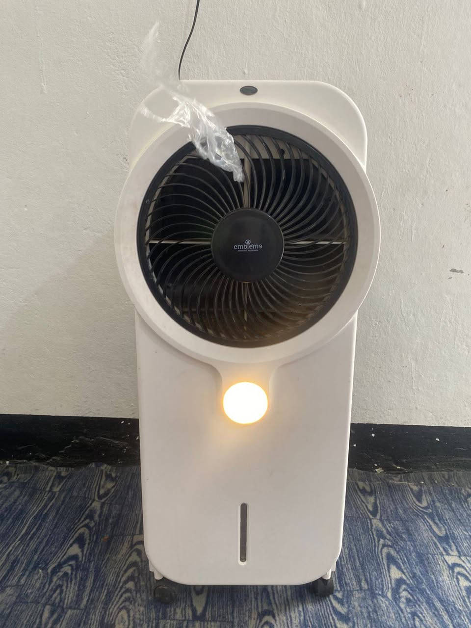 السلام عليكم اخوان... مبردة شحن وكهرباء امبليون الماني اصلي وامبليوم شركة معروفة.. مواصفتها
شحن يدوم6الى7ساعات
تشتغل عن طريق الريموتتحكم والدكم 
حلفات سليلوز يعني ماكو اي رطوبة
دفعها تقريب5امتار 3سرع
ينشدلها باتري خارجي نفس ماموضح ورة المبردة احمر وسود تشد باتري خارجي شوكت ماتريد اضافي للباتري مالها يعني تكدر تشغلها حتى15ساعة
بيها اضاءة لونين ابيض وشمسي
شباك دوار 180 درجة يفتر يعني يشتغل الشباك مع المبردة ودكمة
.. ملاحضة المبردة صار سنة مشتريها.. سعرها 125 بيها مجال قليل بطارية جديده كارتون.. بيها كسر كلش قليل ولامأثر ابد ع مبرده كسر ورة مبردة ولامبين ابد.. يفيد المحل او مطبخ او اطفال.. للعلم سعرها 170الف


**إذا كنت صاحب هذا الإعلان وتريد حذفه لأي سبب، رجاءا أرسل رسالة إلى الدعم الفني**