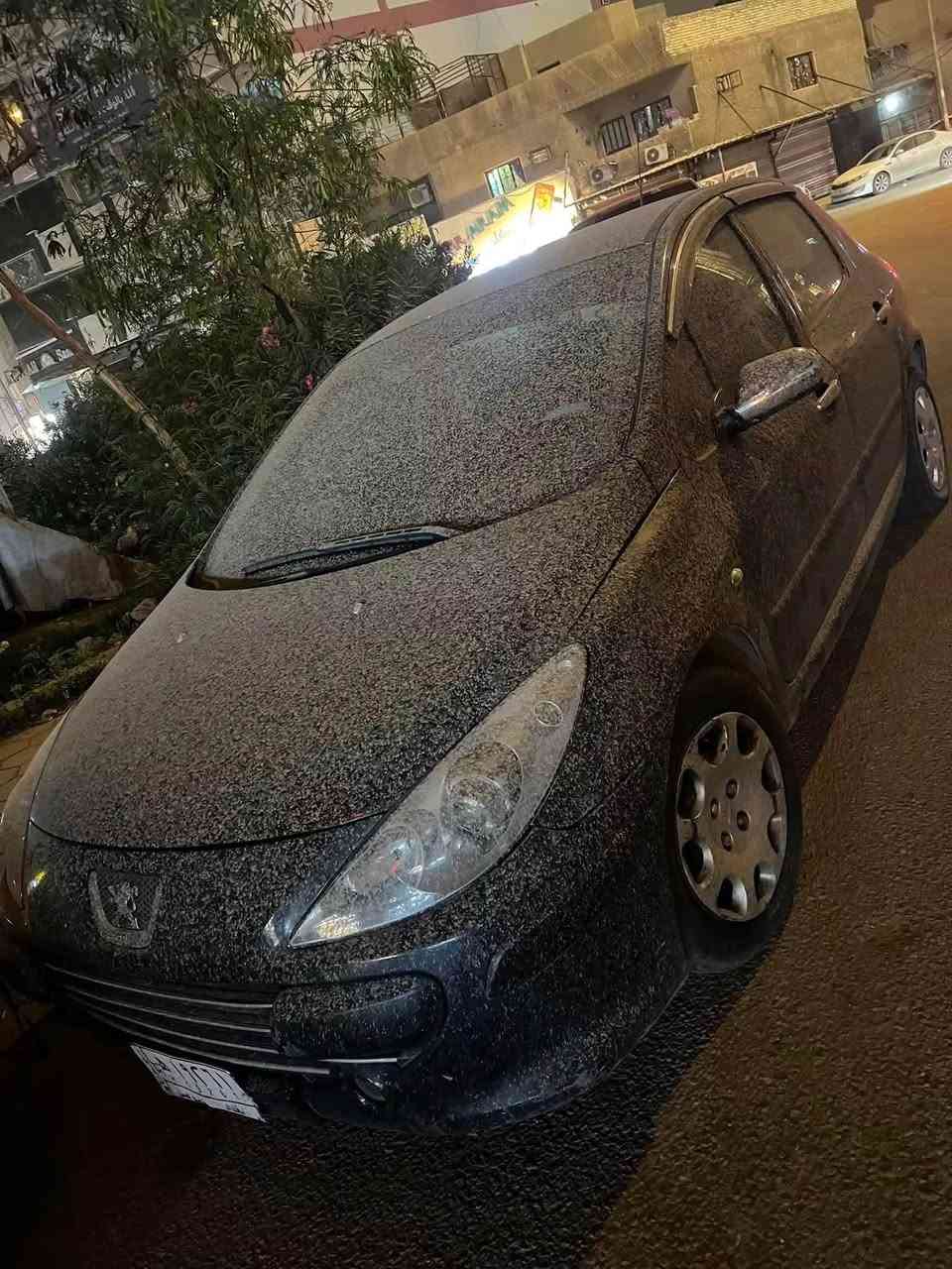 سلام عليكم شباب بيجو 307للبيع  باسمي تحويل مباشر رقم جديد بدلته سنويه لل 2031 سياره جاهزه مابيها اي نقص صدر جديد امامي خلفي لايتات زنون منضومه كامله تبريد ثلاجه السياره مصبوغه عام اثر جراد مابيها ضربه  سعر 55 ورقه وبيها مجال *********** مكان السياره كراده شارع الصناعه
