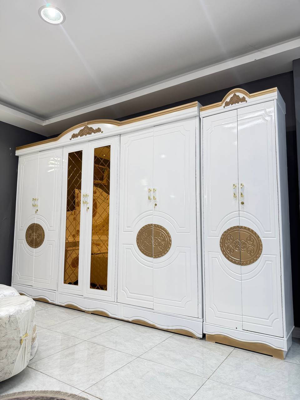 السعر // مليون و50 فقط 

تفاصيل الغرفة المرمري  ....

 خارج ٤ملم ام دي اف 
وداخل معاكس ٣ملم 
صبغ حراري  درجة اولى 

عدد القطع  ٧ قطع 
1 //جرباية  قياس  ١٦٠ × ٢٠٠ 
//ميز جانبي ايسر قياس ٥٠
2// وميز  جانبي  قياس ٥٠
3// زاوية ارتفاع مترين عرض ٨٠
4// وميز بلازمه  
5//وميز مراية ارتفاع مترين عرض ١٢٠
6// وكنتور ٦ باب  ارتفاع مترين و١٥ طول ٣ متر و١٥

القطعه الثامنة حسب الطلب شازلون
سعرها ٥٠ الف 

(توصيل مجاني مركز بغداد )
التوصيل يشمل الشد مجاني 
(اطراف ٥٠)
باقي المحافضات حسب البعد
شازلون سعرها ٥٠ الف
شازلون مخزن ٧٥ الف


**إذا كنت صاحب هذا الإعلان وتريد حذفه لأي سبب، رجاءا أرسل رسالة إلى الدعم الفني**