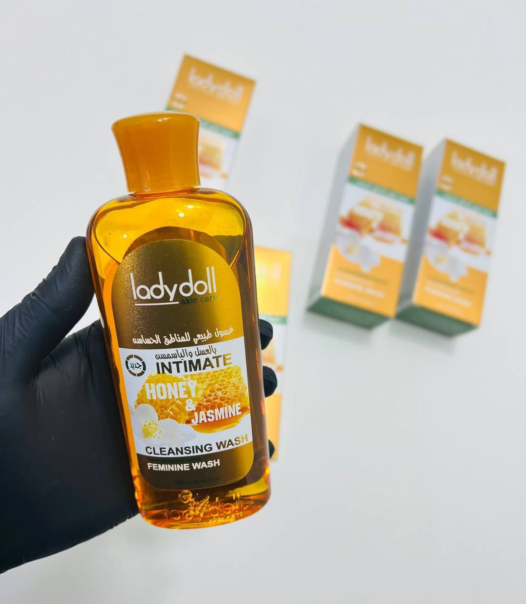 غسول العناية بالمناطق الحساسة بالعسل والياسمين من Lady Doll Skin Care هو غسول طبيعي مصمم خصيصًا للنظافة الشخصية اليومية للمناطق الحساسة. 

الميزات والفوائد
تنظيف لطيف: ينظف المنطقة الحساسة بلطف دون التسبب في تهيج.
مكونات طبيعية: يحتوي على مستخلصات طبيعية من العسل والياسمين.
التوازن والحماية: يساعد في الحفاظ على توازن درجة الحموضة (pH) الطبيعي للمنطقة، مما يقلل من خطر البكتيريا الضارة والروائح الكريهة.
الترطيب والانتعاش: يمنح شعوراً بالانتعاش والنظافة طوال اليوم ويساعد في ترطيب البشرة وتفتيحها.
الاختبار الجلدي: تم اختباره من قبل أطباء الجلدية، مما يجعله مناسباً للبشرة العادية والحساسة. 

للحجز والاستفسار خاص
يتوفر توصيل لجميع محافظات العراق 
@إشارة


**إذا كنت صاحب هذا الإعلان وتريد حذفه لأي سبب، رجاءا أرسل رسالة إلى الدعم الفني**