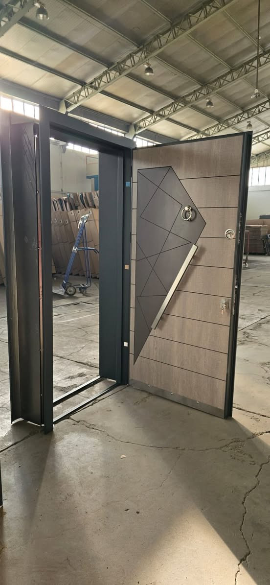 باب تصفيح كامل عازل حرارة وصوت
السعر  450,000
قياس 120x210 

المواصفات:
• تصفيح كامل من الداخل مثل الصورة
• صوف صخري عازل للحرارة والصوت
• سماكة الحديد 1.2 ملم صافي بدون بويا
• سماكة الحلق من 23 إلى 30 سم متحرك
• مقاس الضلفة 100 × 210 صافي
• كروم عازل ماء أسفل الباب
• أكسسوارات ضد الصدأ
• (خياطة – عين سحرية – مقبض خارجي طويل – مقبض داخلي – قفلين ماركة KALE التركية)
• نفس التصميم من الوجهين
• تدعيم خشب 10 ملم من كل جهة لزيادة العزل والمتانة

المميزات:
شكل حديث وفاخر
متانة وثبات عالي
عزل صوت وحرارة ممتاز
مناسب للباب الخارجي والداخلي

السعر: 450,000 دينار
الكمية محدودة

للتواصل: ***********
