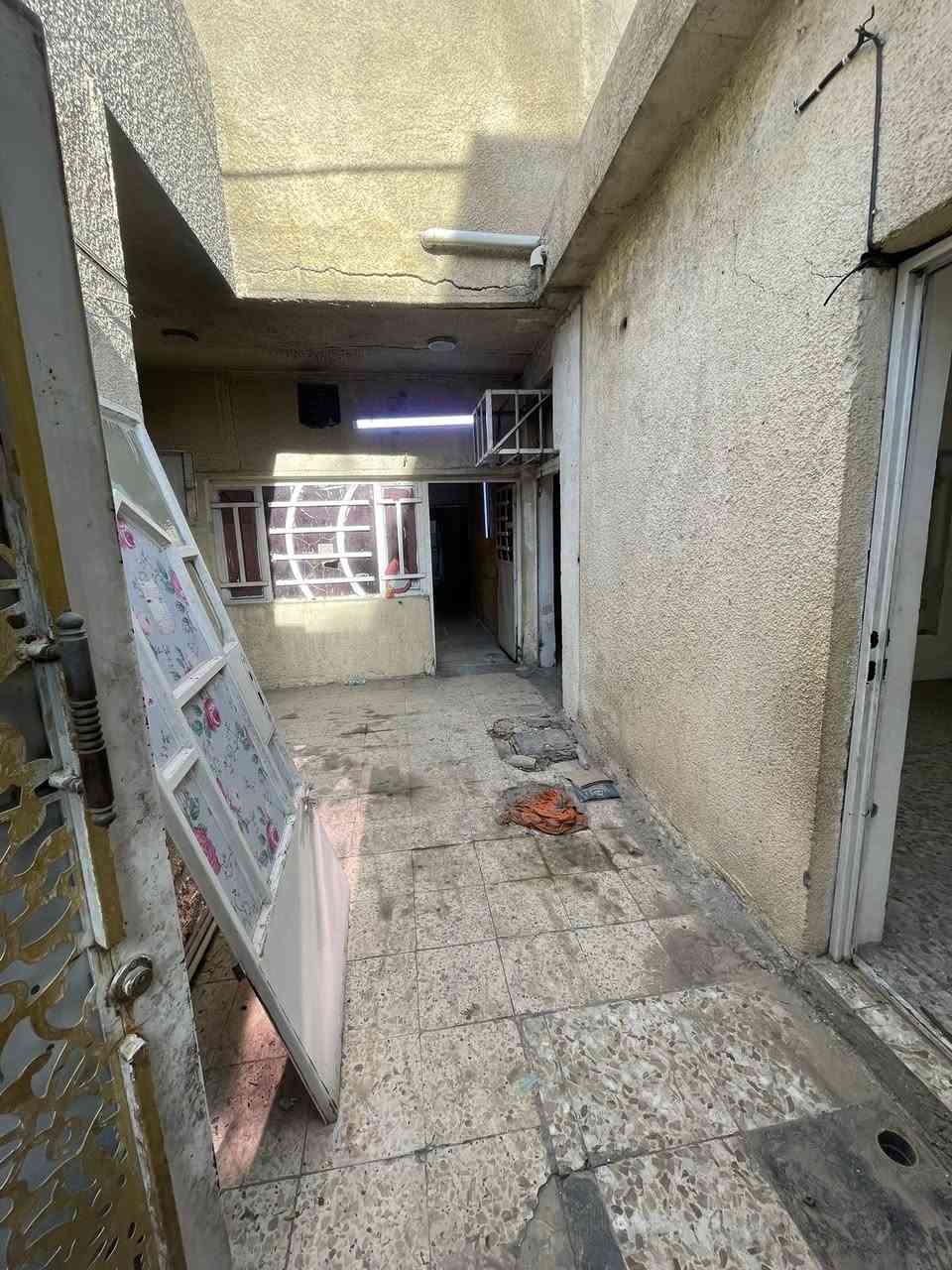 � إعلان مكتب الديار العقاري
🏠 دار للبيع
📐 المساحة: 144 متر
🏗️ نوع البناء: عكَادة
🏢 تتكوّن من طابقين

🔹 تفاصيل الطابق الأول:

 • طارمة
 • غرفتين نوم
 • غرفة استقبال
 • هول
 • مطبخ
 • وترك داخلي
 • حمّامات

🔹 الطابق الثاني:

 • غرفتين نوم فقط

  الدار مناسبة للسكن العائلي.

📍 موقع الدار:
مدينة الصدر – قطاع 24
خلف الدكتور صادق الموسوي

💰 السعر: 220 مليون
✳️ بيه مجال

📞 للاستفسار الاتصال أو مراسلة الخاص
***********

🏢 عنوان المكتب:
بغداد – مدينة الصدر – قطاع 18
مكتب الديار العقاري
