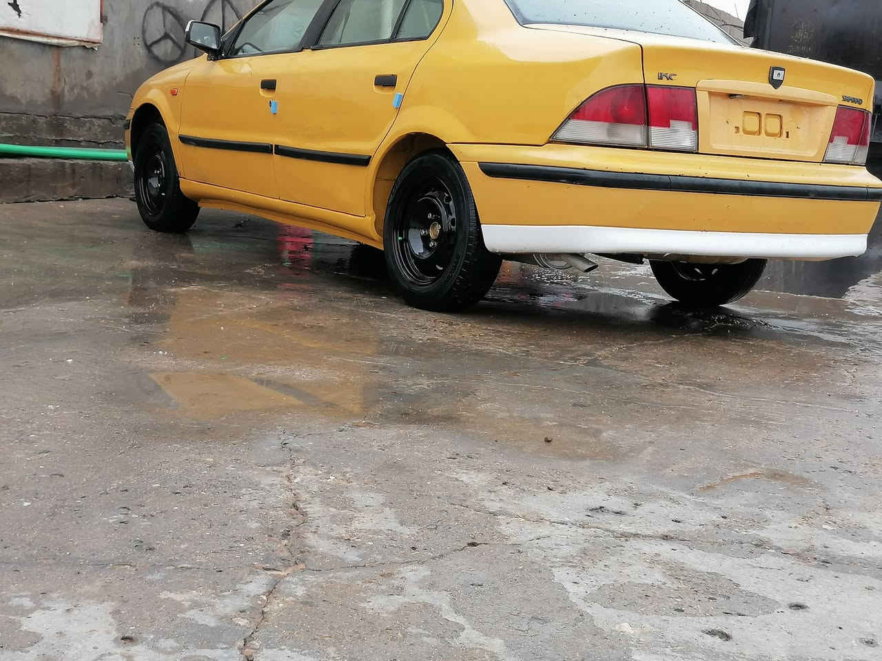 ***********السلام عليكم سياره سمند ٢٠١١ مصفره هيئة وغرامات بأسمي تستلم رقم يوم الثنين جاهزه كير مكينه تبخير قليل اصلن مامبين  تبريد حداده تخم تاير كله جاهز
