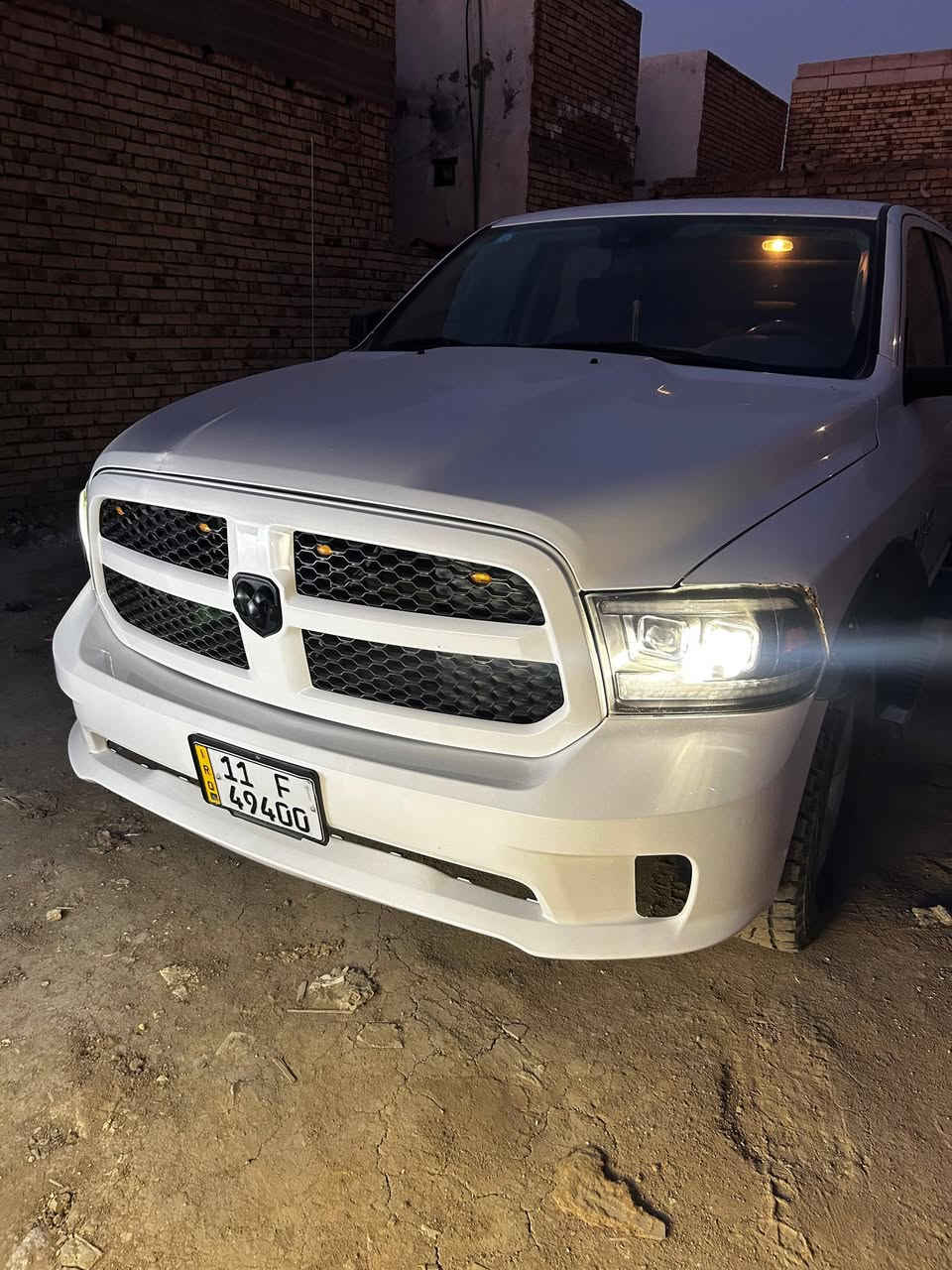 سلام عليكم رام موديل ٢٠٢٤ معلايه اصل ٢٠١٩ ضربته شبر بل جاملغ الايسر الخلفي  مكينته 5700 بدي كصير باب طويل يعني المرغوب  سياره جاهزه. مكلف بل نشر ***********
