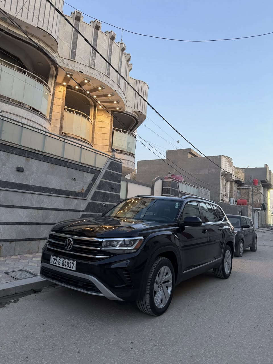🖤 ملك الفخامة الألماني | Volkswagen Atlas SEL V6 2021 🖤
للباحثين عن الهيبة، القوة، والرفاهية العائلية، متوفرة الآن سيارة فولكس واجن أطلس فئة SEL (أعلى صنف) بحالة ممتازة ومواصفات متكاملة.
📊 تفاصيل السيارة:
• الموديل: 2021.
• الممشى: 45 ألف ميل فقط (Low Mileage).
• السعر: 29,000$ (290 ورقة).
🚀 الأداء والمحرك:
• المحرك: 6 أسطوانات (V6) سعة 3.6 لتر، يمنحك قوة جبارة وسلاسة فائقة.
• نظام الدفع: رباعي مستمر 4Motion للثبات والتحكم المطلق.
🎨 التجهيزات الخارجية:
• اللون: أسود ملكي (Deep Black) يبرز فخامة التصميم.
• السقف: فتحة سقف بانورامية عملاقة.
• الإضاءة: نظام LED ذكي بالكامل مع حساسات إضاءة تلقائية.
• الويلات: رينج 20 إنش الألمنيوم الخاص بفئة SEL.
🛋️ المقصورة والرفاهية:
• المساحة: 3 صفوف من المقاعد (7 ركاب) مع مساحات واسعة جداً.
• العدادات: شاشة Digital Cockpit رقمية بالكامل متطورة.
• المقاعد: جلد فاخر مع أنظمة التبريد والتدفئة والتحكم الكهربائي (ذاكرة خزن).
• التكنولوجيا: شاشة كبيرة، نظام صوتي فاخر، شحن لاسلكي، وربط الهاتف الذكي.
🛡️ أنظمة الأمان (Full Safety):
• رادار أمامي وخلفي (نظام التوقف الذاتي).
• نظام الحفاظ على المسار (Lane Assist).
• كشف النقاط العمياء وتنبيه المرور الخلفي..
✨ ميزات إضافية:
• تشغيل عن بعد (Remote Start).
• صندوق خلفي كهربائي (يفتح بحركة القدم).
• بصمة دخول وتشغيل ذكية لجميع الأبواب.
السيارة تجمع بين قوة الـ V6 وأناقة اللون الأسود، جاهزة للاستخدام.
للاستفسار اكثر.  ***********
