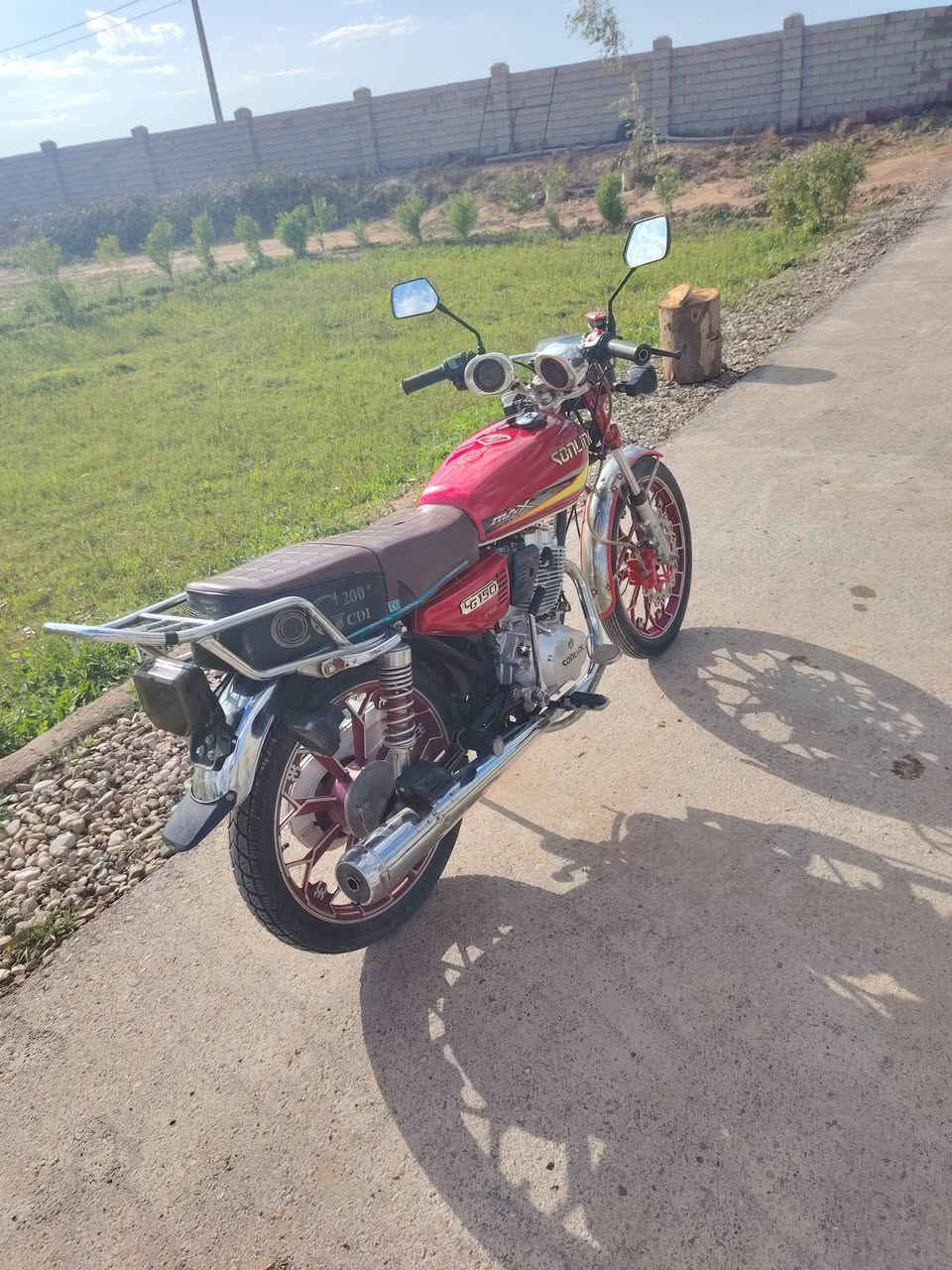 السلام عليكم دراجه موديل. 25 اوراق كامله محرك كفاله بيهه نواقص قليله ستان وتانكي بي طعجه قليله وباتري بس  مكان الخالص التحويله السعر 650 وبيهه مجال ***********
