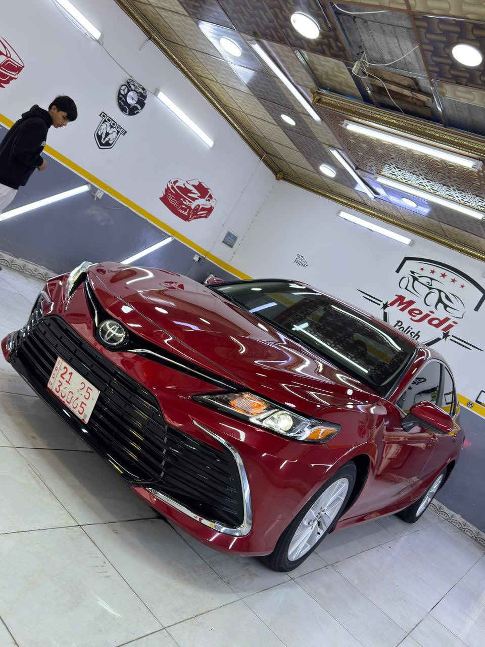 سلام عليكم للبيع كامري 2024
TOYOTA
CAMRY 
LE
2024
2,5L
V4
37,000 MİLES

المواصفات LE 👑///
• مكينة 4 سلندر (V4)
• سعة المحرك 2.5 لتر بنزين
• قوة 203 حصان
• قير أوتوماتيك 8 سرعات
• نظام دفع أمامي (FWD)
• أوضاع قيادة متعددة (Sport / Eco / Normal)
• تبريد أمامي ثنائي
• إشارات بالمرايا
• تحكمات على الستيرنغ
• شاشة 7 إنش (قياسي LE)
‏• Apple CarPlay
‏• Android Auto
• بلوتوث
• مثبت سرعة راداري
• نظام تحديد المسار
• رادار أمامي
• نظام منع الاصطدام
• كاميرا خلفية
• نقطة عمياء (حسب الفئة/اختياري)
• تنبيه مرور خلفي
• جنوط ألمنيوم 17 إنش (قياسي LE)
• تشغيل بزر (Smart Key)
• دخول ذكي
• مصابيح أمامية LED
• إضاءة نهارية LED

ضرر/// جاملخ و بونيد صبغ فقط ❗️
ايرباك استيرن راجع سستم ✅

السعر ///185 $ ورقة وبيها مجال 💵

سيارة نضيف و جاهز ما بيها اي نقص✅

پوليش و حمام جديد ✅

العنوان كركوك 🌇

📞 0770 094 3499

