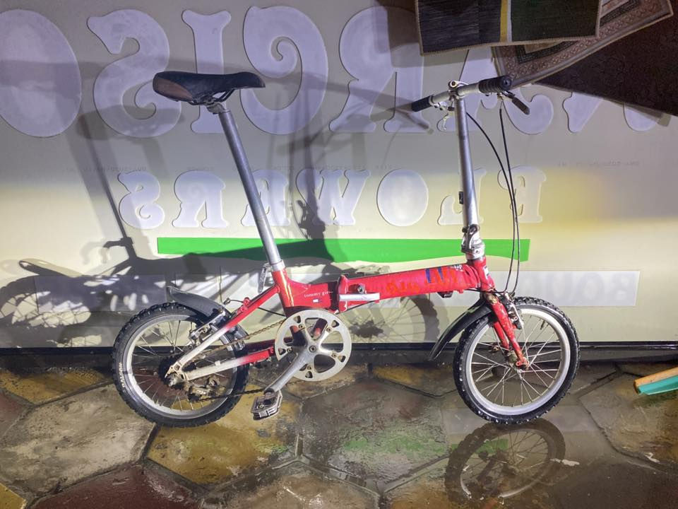 🚲🔥 للبيع بايسكل قابلة للطي – Tommy Girl بحالة جيدة 🔥🚲
دراجة عملية وخفيفة، مناسبة للتنقل داخل المدينة أو الاستخدام اليومي 👌

📌 المواصفات:

- نوع: دراجة قابلة للطي (Folding Bike)

- الماركة: Tommy Girl  

- مقاس العجلات: 20 إنش    

- مقعد ومقود قابلين للتعديل  

- سهلة الطي والتخزين 💼  

⚠️ ملاحظات:

- فيها بعض آثار الاستخدام (خدوش خفيفة)  

- تحتاج تنظيف بسيط فقط  

💰 السعر: ( 70 الف)  

📍 الموقع: (بغداد البلديات)  

📩 للتواصل ***********
