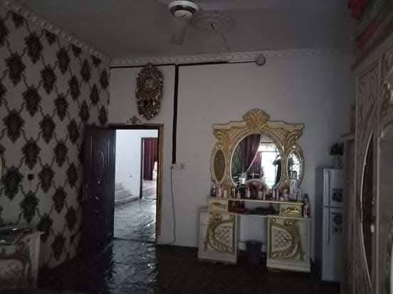 السلام عليكم دار للبيع مساحه 200م كامل الارضيه سيراميك يحتوي ع غرفتين و صاله و حمام واستقبال ومطبخ وكراج سياره ارتفاعه عن الشارع نص متر جاهز للسكن العنوان بلدروز حي الخلفاء فرع حسين مطلك القديم للااستفسار الاتصال والسعر مناسب جدا /***********
