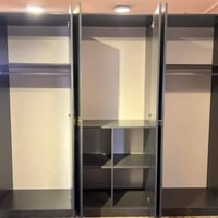 غرفة نوم مودرن • سرير مزدوج • دولاب بمرايا