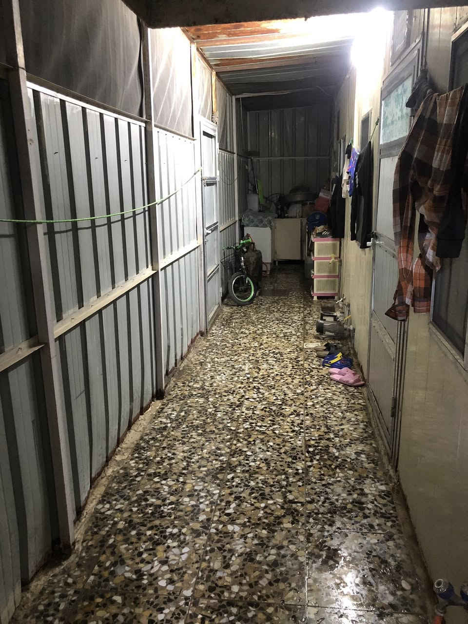 السلام عليكم
كرفان 🏠 للبيع نضيف جداً مدفون  في مجمع الوفاء في منطقة الشعب قرب نادي العربي تفاصيله

غرفة          ٣*٤م

استقبال      ٤*٤م

مطبخ         ٣*٤م

حمام          ١،٥*٢م

ترك            ١*١١م

ترك ثاني     ١*٤م

طرمة         ١،٥*١٠م

للتواصل وتساب ***********

ملاحظة:- البيع مع غراضه او بدونه
