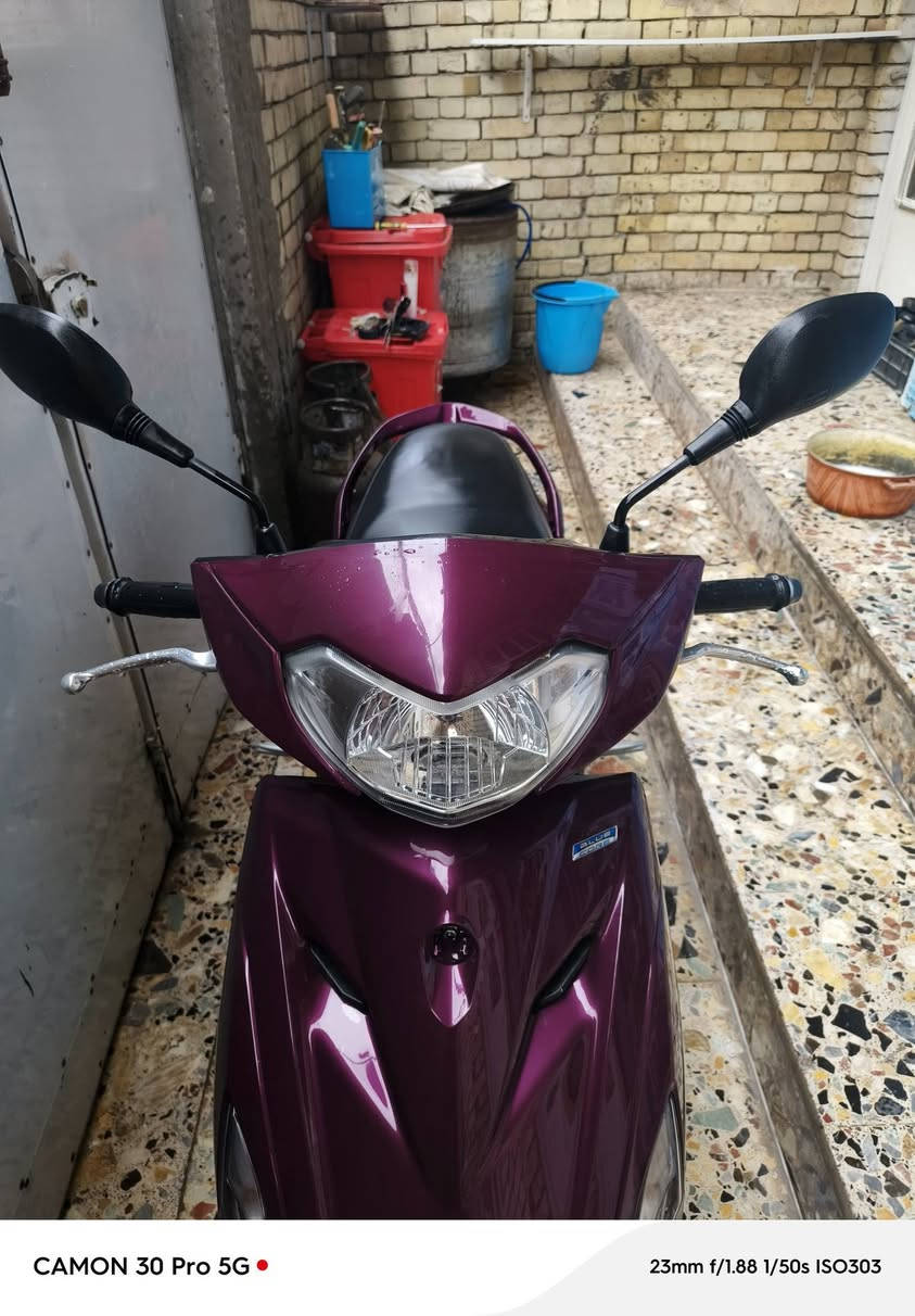 السلام عليكم شبابنا الطيبة 🌹❤
دراجة ياماها اكزز حديث ياباني قبق نفخ لون كرزي الدراجة جديدة بمعنى الكلمة 
حجم المكينه ١٢٥ 
سرعة ١٤٠ ✈️
شلعة ومعدل 💢
نظام ايكو اقتصادي يعني تنسى البنازين
حساس استان جانبي 
الدراجة صارلها شهر و٢٠ يوم من نازلة من الرمبة من معرض معروف ببغداد ووصلها موجود اشتريتها ماشية ٩ الف وهسه ماشية ١١ الف 
شوفة عينكم الدراجة شلون جديدة ونضيفة واديرلها بانزين كلة محسن والمكينة مالتها خرسة الله شاهد ودهن اديرلها كلة موتل وتعرفون بعد جودة الدهن هذا
اخوان الدراجة معتني بيها وتاخذها مني تترحملي  
 الدراجة ماخذهة ب١٣ ورقة وصارلها عندي اقل الشهرين وما طالع بيها هواي شوفة عينكم ماشية الف كيلو وشوي
رايدها ب١١ ورقة مليون و٦٩٠ الف وبيها مجال بسيط تجيني وتجيب وياك اقوى فيتر بالعراق يفحصها 
اليكول غالية وسعرها غالي خلي يروح يشوف غيري بدون ما يكسر بالسلعة
والشراي يخابرني لو يراسلني ويجيني للبيت ياخذها ويشلع عيوني 
وهذا رقمي ***********
موجود خاص وواتساب 
مكاني بغداد مدينة الصدر 🏠
واسف على الاطالة ❤
