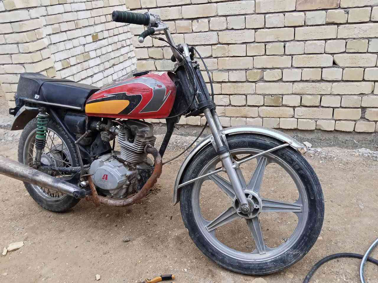 سلام عليكم اخوان أهل التعمير لو أهل الدراجات الإقتصادية هاي تفيدكم اربعه كير كلك مكينتها بيها نضوح بس شغاله ما صارلي هواي من اخذتها من صديقي  سعرها 150 بيها مجال بسيط حك الجيه وتدللون رقمي للمراسله *********** مكاني كربلاء حي الامامين
