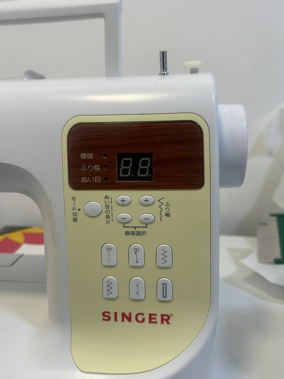 مكينة منزلية سنكر خياطة وتطريز مال بالة
بيها ١٠٠ نقشه تطريز ومن ضمنها حروف وارقام وبيها مكان للكارت في حال عدكم كارت مال تطريزات 
نضيفة مامستعمله ابد مع اغراضها البلاديه 
سعرها ٩٥ الف 

يوجد توصيل كافة محافضات العراق 
للحجز واتساب ***********
او تدخلون ع الخاص
