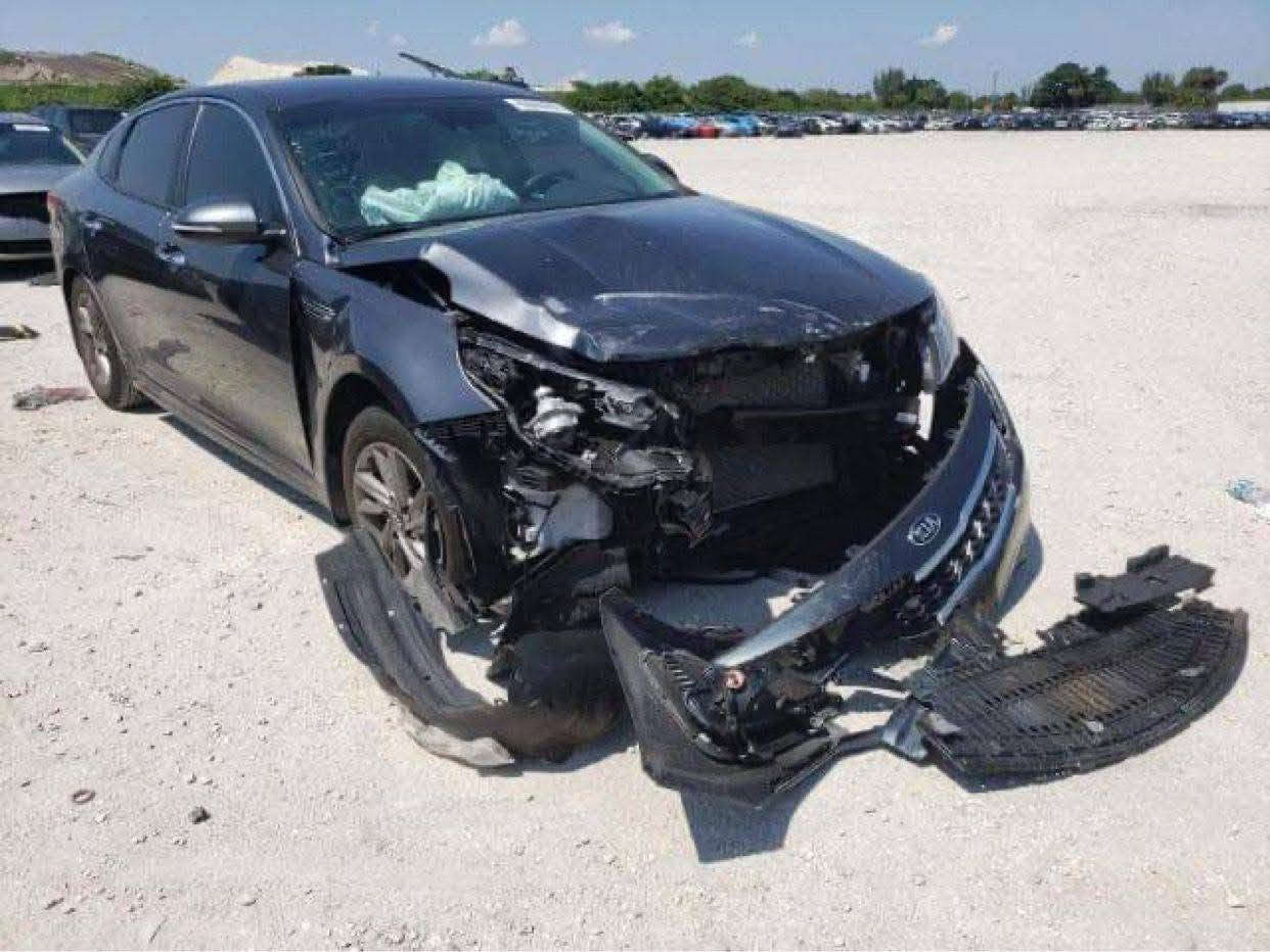 السلام عليكم  كيه اوبتما موديل 20
مواصفات FE  رقم اربيل حادثا كما موضح بالصوره 
ماشيه 121الاتصال بالرقم ***********
