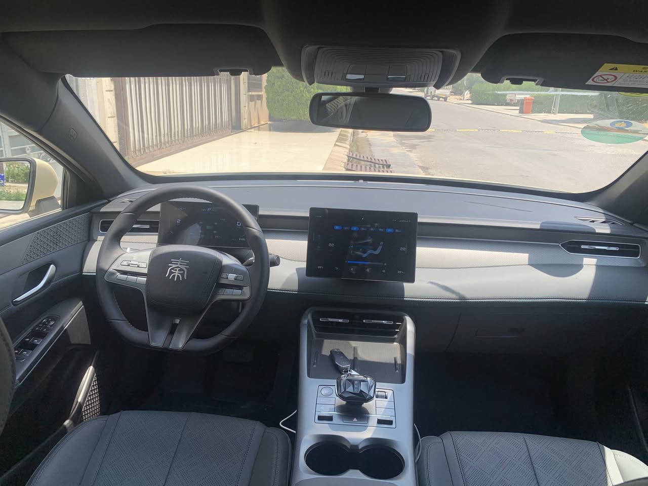 السلام عليكم ورحمة الله وبركاته 
BYD Quin plus HYBRID 
مۆدیل ٢٠٢٥ تەنها ٢٨٣٧ کیلۆمەتر رۆیشتوە بۆ فرۆشتن دەعامی بۆ دەعامی بەشەرت بی قنج بی قۆپ  سبوخیکی جوان سەیارەکە ئی مەعرەز نیەهەموو شتی بەشەرت چواررەقمیکی جوانی لەگەلە لەزەگەو هەموو شتی بەناو خۆمانە
 
نرخی ١٦١ ورقەو مەجالیکی برایانە 
بۆپەیوەندی 
***********
