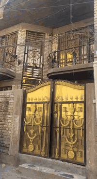 دار لبيع قطاع 33اول باب على لشارع مقابيل جامع موسى ابن جعفر بناء حديث  مساحه البيت 144 حوش 3X8 استقبال 6X5 بصفه مطبخ 5X5صاله 8X5 منور خارجي 2 حمام تواليت مشترك 3X2 غرفه 5X4 طابق بثاني نفس لطابق اول طابق لثالث غرفه 5X4 صاله وسطح طابق لرابع سطح وبيتونه (السعر النهائي بدون اي تعامل  275 أسم لبيت بسم ابو البيت )اي ستفسار رقم الهاتف ***********
