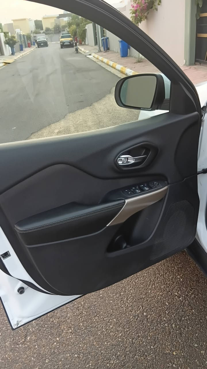 جيب شيروكي ستيشن (بزون) 2017 فول مواصفات عدا الفتحة السعر 130 ورقة / بسم الله ما شاء الله 

1 كشن هيتر و كشنات جلدو كهربائي 

2 شاشة كبيرة قياس 8.4 انش

3 دفع رباعي محرك 2400 تنفس طبيعي 

4 بريك بصمة 

5 محرك كير مكفولات ممفتوحة 

6نضام تثبيت السرعة 

7 ستيرن كهربائي 

8 كامرة خلفية 

9  تحكمات ستيرن 

10 نضام الملاحة 

11 بلوتوث و مدخل usp

*********** للتواصل
