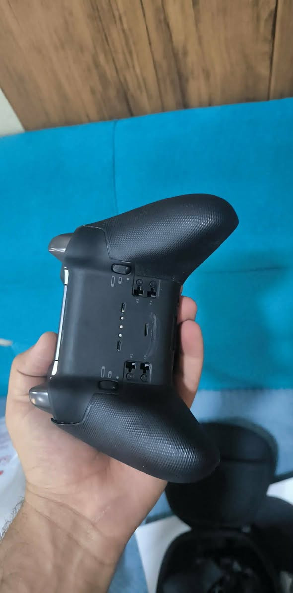 السلام عليكم جويستك Xbox Elite 2 نظيفة كلش عيبها بس جلدها يريد يوكع رايدها ب75 مع التوصيل للاستفسار خاص او واتساب *********** متوفر توصيل لجميع المحافظات
