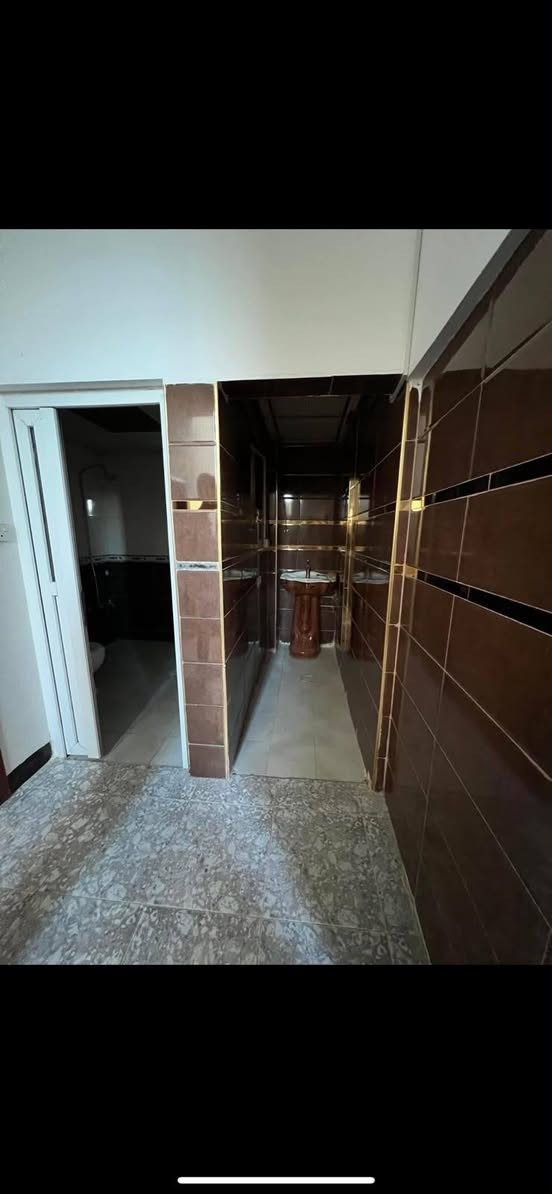 🏡🔥 #عروض_التقوى_للعقار 🔥🏡
🌟 #دار_ركن_للبيع_في_حي_فلسطين 🌟
📍 موقع مميز جداً ومطلوب
 ✅ الدار ركن 
✅مطلة على حديقة عامة (منتزه) 
✅ قريبة من السوق التجاري 
✅ خلف جامع رشان 
💰 السعر: 180 مليون دينار عراقي 💰 قابل للتفاوض
📐 مواصفات العقار: 
▪️ المساحة: 100 م² 
▪️ الواجهة: 10 متر 
▪️ العمق: 10 متر 
▪️ البناء: طابق ونصف
📌 الطابق الأرضي: 🛋️ استقبال 🛏️ غرفة نوم 🍽️ مطبخ 🚿 صحيات داخلية
📌 الطابق العلوي: 🛏️🛏️ غرفتا نوم 🚿 صحيات
🏠 التشطيبات: ✨ أرضيات بورسلين ✨ سقوف ثانوية حديثة
📝 شرط التحويل (المكاتبة مع الشرعي)
📍 للاستفسار : 🏢 مكتب التقوى للعقار  
📍 الموصل – شارع كركوك الرئيسي 
📍 موقع المكتب مقابل جامع البيت العتيق
☎️ *********** ☎️ ***********
📱 متوفر اتصال وواتساب وفايبر
🌹 تابع صفحة مكتب التقوى للعقار ليصلك كل جديد من العروض العقارية المميزة أولاً بأول.
