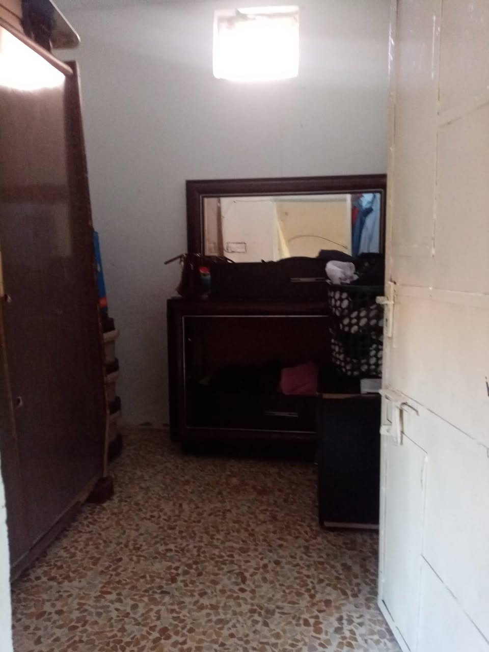 السلام عليكم
بيت للبيع العنوان حي السلام قرب اسواق الربيع مقابل الكشك
مساحه 175 غرفتين وسرداب ومخزن ومطبخ ومشتملات 
الاستفسار الاتصال على الرقم التالي ***********
السعر 60 وبي مجال
