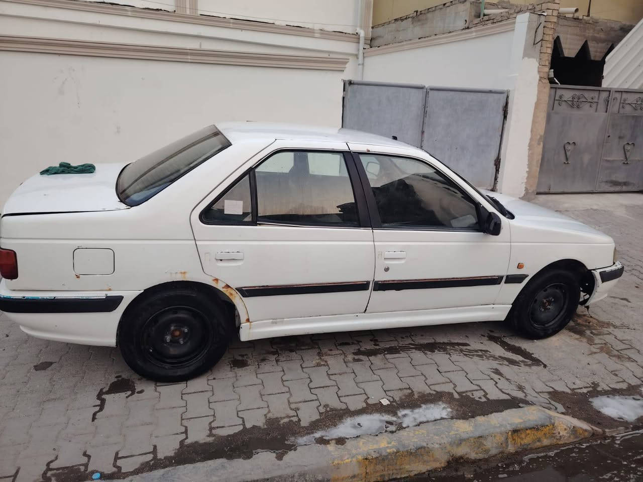 السلام عليكم  
بيجو  للبيع 2012  مكانها البصرة ***********

 مكينة گير تبريد خير من الله كفالة من ضربة وتبديل 
سيارة حلوه كاعدة دواخلها نظيفة 
بس الحدادية الخلفية نص عمر و بيها شوية خياسات 
راعيها يريد تحويل سنويتها لل2028  
مكاني البصرة القديمة 
السعر 30 وبيها مجال ان شاءالله البصرة, العراق
