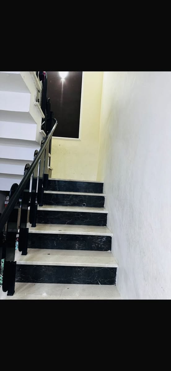 السلام عليكم 
➖ دار نظيف جدا  للبيع في شارع فلسطين ا :-  
▪️المساحة : 150 م الواجهه : 5 م    النزال : 30م    
▪️محله : 503 موقع ممتاز 
▪️يتكون : كراج وصاله وحولي ومطبخ حار وبارد  وخدمات وغرفه نوم والطابق الثاني غرفتين نوم وخدمات وسطح 
                           للاستفسار : 
                           ***********
                          *********** 
عنوان المكتب //  تقاطع النخله قرب مطعم قدوري مكتب الرحمن ّ
