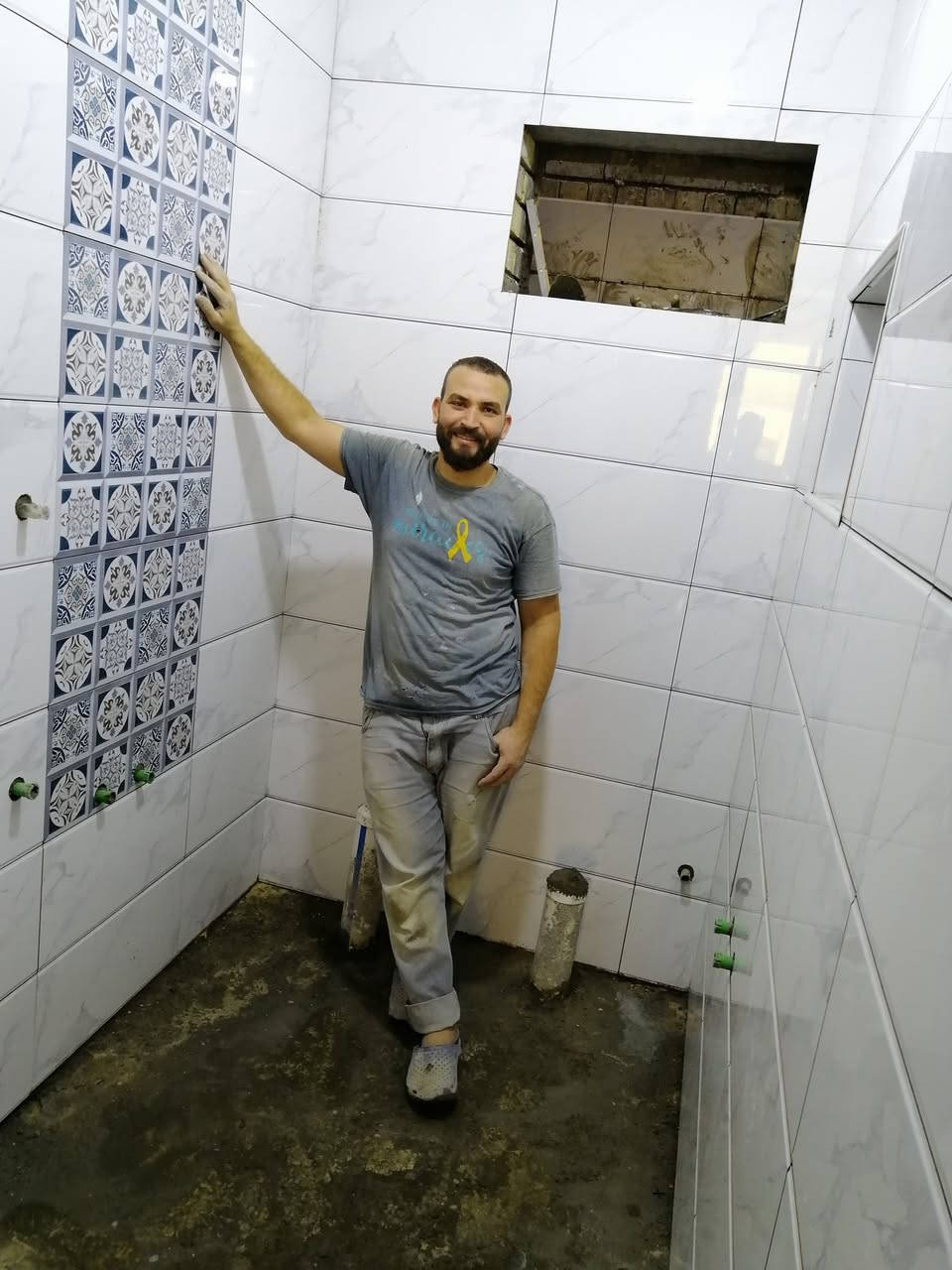 يوجد اثنين خلفه سيراميك وبورسلين ومرمر وكاشي درجه اولى رقم الموبايل وعلى الواتس ***********
