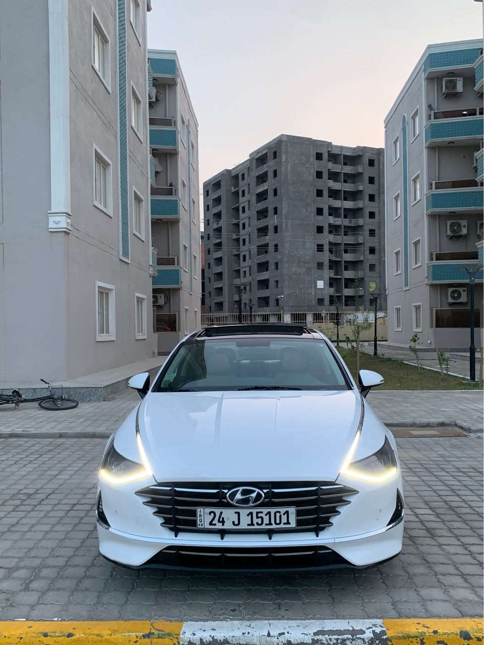 سوناتا 2023 خليجي اصل ( كتابه عربي ) 
ماشيه55  km
فول مواصفات 
بانوراما  
بردات خلفيه 
حساس مطر 
سايد بريك بصمه
صندوق ذكي 
ترحيب عند الاقتراب 
كامرا خلفيه
شاحن وايرلس 
دواخل عسلي 
تشغيل عن بعد 
شاشه كار بلي
شاشه تبريد
مري شفط 
5 انظمه قياده 
( Normal, Eco,Sport,Smart,Custom)
ويل 18
مكينه ٢٥٠٠  Mpi
حساسات خلفيه واماميه
تخم تايرات قبل كم يوم وشرط ياباني اصلي 

بيه كارت كد شبر بلبنيد وبارد كد شبر  وشوي بلجاملغ الخلفي اثر شخط  بدون ضربه بدون تعديل بدون تبديل 
السياره استخدام شخصي وبالبيت مضمومه 
سياره على وضع الشركه ومي الشركه بيها
السياره رقم شمالي دهوك راعيه ب بغداد وسنويه ل 2028
مكاني بصره 
 رقمي *********** البصرة, العراق
