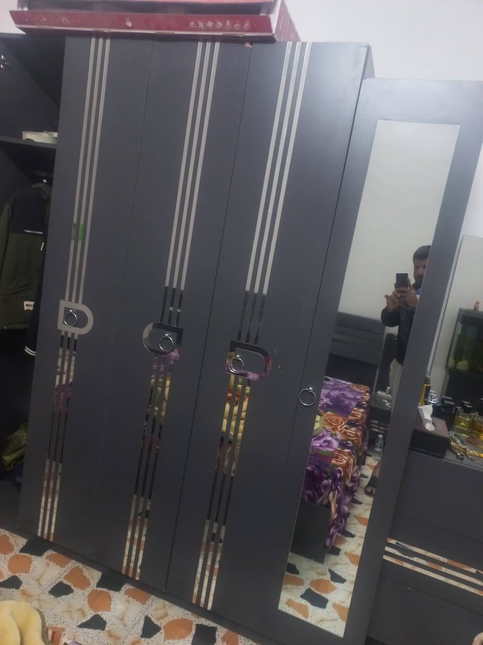 غرفه للبيع ٥ قطع التفاصيل كامله بلصور شوفهن واتصل مكاني سبع البور السوداني
بيهه اضرار موضحه شوف وقتنع وخابرني سعر هيه ودوشك ب٣٠٠ 
***********
