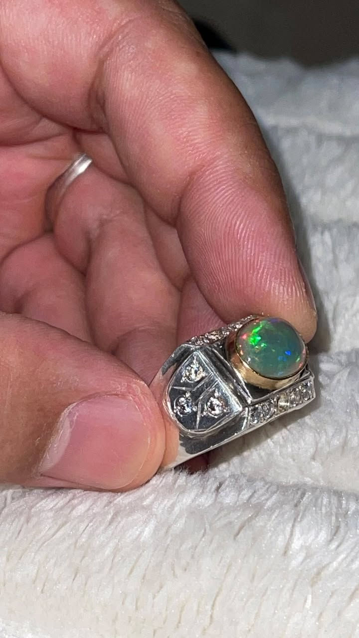 السلام عليكم خاتم بحجر الاوبال الاثيوبي صياغة الاستاذ عباس التميمي داير ذهب ٢١
ااسعر  200 الف 
 ***********
