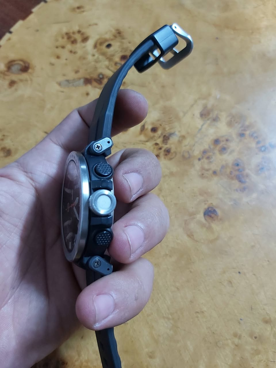 السلام عليكم
سعر الساعه 250 ألف يوجد توصيل 

الراتينج الحيوي / الفولاذ المقاوم للصدأ
الحزام
سوار قماشي (مصنوع من الزجاجات البلاستيكية المُعاد تدويرها)
مقاومة الماء
مقاومة الماء حتى عمق 100 متر
المقاومة البيئية
مقاومة درجات الحرارة المنخفضة (-10 درجات مئوية/ 14 درجة فهرنهايت)
مصدر الطاقة وعمر البطارية
ساعة تعمل بالطاقة الشمسية
ميزة المستشعر
نطاق قياس
مقياس الارتفاع: من -700 إلى 10000 م (من -2300 قدم إلى 32800 قدم)
وحدة القياس: 1 م (5 أقدام)
إشارة العقرب إلى فارق الارتفاع
قياسات الذاكرة اليدوية (لغاية 30 سجلاً، يتضمن كل منها الارتفاع والتاريخ والوقت)
بيانات السجل التلقائي (الارتفاعات العالية/المنخفضة، الصعود والهبوط التراكميان)
ميزات أخرى: بيانات الارتفاع النسبية (±100 م/±1000 م)،
الفاصل الزمني للقياس القابل للتحديد: 5 ثوانٍ أو دقيقتان
*ثانية واحدة لأول 3 دقائق فقط
*التحويل بين المتر والقدم
مقياس الضغط الجوي
نطاق العرض: من 260 إلى 1100 هكتوباسكال (من 7,65 إلى 32,45 بوصة زئبقية)
وحدة العرض: 1 هكتوباسكال (0,05 بوصة زئبق)
إشارة العقرب لفارق الضغط
الرسم البياني لتغيرات الضغط الجوي
منبه معلومات تغيرات الضغط الجوي (تشير الإشارة الصوتية والسهم إلى تغييرات مهمة في الضغط)
*التحويل بين الهكتوباسكال وبوصة الزئبق
بوصلة رقمية
لقياس الاتجاه وعرضه كنقطة واحدة من أصل 16 نقطة
نطاق القياس: من 0 إلى 359 درجة
وحدة القياس: درجة واحدة
قياس متواصل لمدة 60 ثانية
إشارة العقرب إلى الشمال
معايرة ثنائية الاتجاهات
تصحيح الانحراف المغناطيسي
مقياس الحرارة
نطاق العرض: من -10 إلى 60 درجة مئوية (من 14 إلى 140 درجة فهرنهايت)
وحدة العرض: 0,1 درجة مئوية (0,2 درجة فهرنهايت)
*التحويل بين درجة الحرارة المئوية ودرجة الحرارة بالفهرنهايت
التوقيت العالمي
29 منطقة توقيت (29 مدينة + التوقيت العالمي المنسق)، الوصول إلى منطقة التوقيت العالمي المنسّق بلمسة واحدة، تشغيل/إيقاف تشغيل التوقيت الصيفي، تبديل المدينة المحلية/مدينة التوقيت العالمي
ساعة الإيقاف
ساعة إيقاف بدقة 1/100 ثانية
قدرة القياس: 23:59'59.99''
أوضاع القياس: الوقت المنقضي، وقت الانقسام، أوقات المكانَين الأول والثاني
مؤقت
مؤقت العد التنازلي
وحدة القياس: ثانية واحدة
نطاق العد التنازلي: 60 دقيقة
نطاق ضبط وقت بدء العد التنازلي: من ثانية واحدة إلى 60 دقيقة (بمعدل زيادة ثانية واحدة، معدل زيادة دقيقة واحدة)
المنبه/إشارة الوقت بالساعة
5 منبهات يوميًا
إشارة الوقت بالساعة
الضوء
إضاءة LED مزدوجة
إضاءة LED للوجه (إضاءة LED تلقائية بالكامل، مدة إضاءة قابلة للتحديد، إضاءة الشفق)
إضاءة LED خلفية لشاشة العرض الرقمي (إضاءة LED تلقائية بالكامل، مدة إضاءة قابلة للتحديد، إضاءة الشفق)
لون الضوء
ضوء LED: أبيض
تقويم
تقويم تلقائي كامل (حتى عام 2099)
ميزة كتم الصوت
تشغيل/إيقاف تشغيل نغمة عملية الزر
ميزة التصحيح التلقائي لموضع العقارب
التصحيح التلقائي لمكان العقرب الأصلي
ميزة توفير الطاقة
توفير الطاقة (تختفي شاشة العرض وتتوقف العقارب لتوفير الطاقة عند ترك الساعة في منطقة مظلمة)
عرض/تنبيه بمستوى شحن البطارية
مؤشر مستوى شحن البطارية
وقت التشغيل
وقت تشغيل البطارية التقريبي:
7 أشهر للبطارية القابلة لإعادة الشحن (فترة التشغيل مع الاستخدام العادي من دون التعرض للضوء بعد الشحن)
25 شهرًا للبطارية القابلة لإعادة الشحن (فترة التشغيل عند تخزينها في مكان مظلم تمامًا مع تشغيل ميزة توفير الطاقة بعد اكتمال الشحن)
الدقة
الدقة: ±15 ثانية في الشهر
ميزات أخرى
تنسيق 12/24 ساعة
ميزة إزاحة العقرب (يدويًا أو تلقائيًا (خلال قياسات الارتفاع، والضغط الجوي، ودرجة الحرارة))
تسجيل منتظم للوقت:
تناظري: 3 عقارب (الساعات، الدقائق (يتحرك العقرب كل 10 ثوانٍ)، الثواني)
رقمي: الساعات، الدقائق، الثواني، صباحي/مسائي، التاريخ، اليوم


**إذا كنت صاحب هذا الإعلان وتريد حذفه لأي سبب، رجاءا أرسل رسالة إلى الدعم الفني**