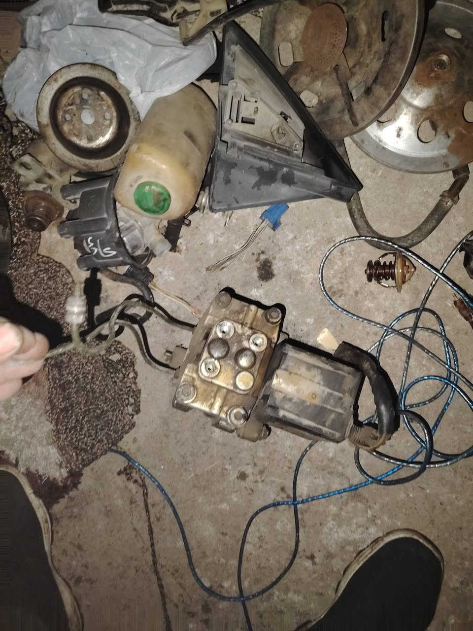 السلام عليكم شباب عندي غراظ للبيع مال اوميكه ومال اوبل سيناتور  جعمقه مال ستيرن وكسل وكير ومحرك كامل هوه وتفرعاته وظفيره وعقل ويرفلو و دعاميه خلفي ستيرن كامل  وهاذ رقمي *********** خابر وتدلل
