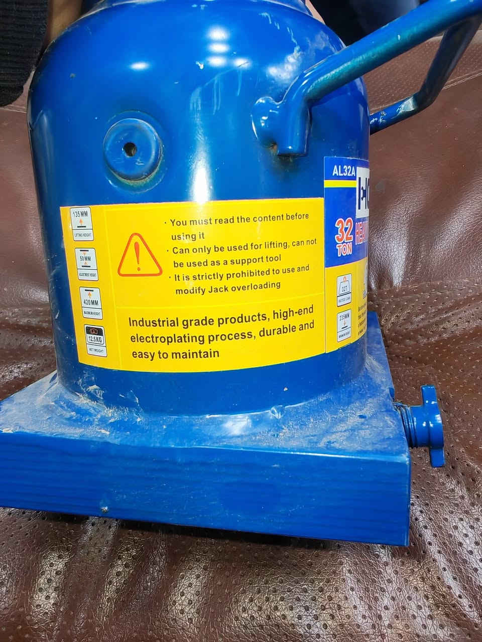 جك يدوي. اصلي   من شركة هونيو   الجك ماركه. اصليه يخص الباصات  والمنشآت  وجميع الظارات الناصيه  الحموله 32  طن  الى  35 طن.  جك يتميز بموصفات  علية الجوده   مع ضمان حقيقي. 5  اشهر   العنوان باب الشيخ خلف كراج النهضه ***********. يوجد توصيل  لجميع المحافظات.

