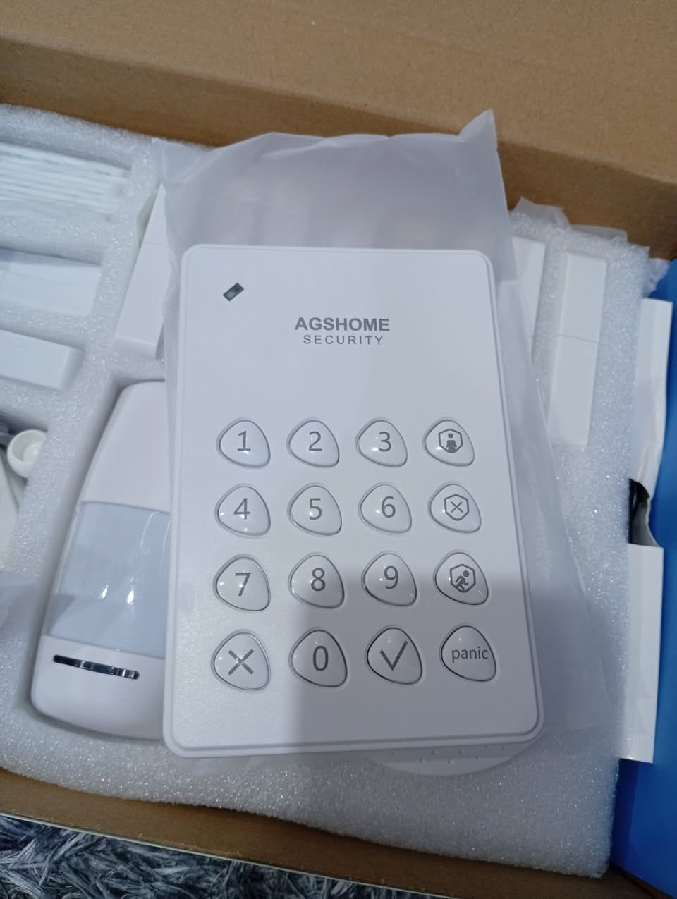 للبيع نظام الإنذار والحماية المنزلي المتكامل والذكي من شركة AGSHOME (اصدار V1.0) لحماية البيوت، الشقق، أو المحلات التجارية. النظام لاسلكي بالكامل وسهل التركيب جداً بدون الحاجة لتمديد وايرات أو حفر.
,
بدون أي اشتراك شهري (FREE NO MONTHLY FEE): تحكم كامل بالنظام ومراقبة مجانية بدون أي مصاريف إضافية.  ربط ذكي بالواي فاي (Wi-Fi): يدعم الاقتران بالهاتف عبر تطبيق (Smart Life / Tuya) لتلقي تنبيهات مباشرة وفورية في حال حدوث أي اختراق.  متوافق مع المساعدات الذكية: يعمل مع Amazon Alexa و Google Assistant.  بطارية طوارئ داخلية: يعمل الجهاز حتى عند انقطاع الكهرباء بفضل البطارية الاحتياطية الاحترافية.  صوت إنذار قوي جداً: ياتي مع صافرة إنذار مدمجة بقوة تصل إلى 120 ديسيبل لتخويف اللصوص وتنبيه الجيران. أربيل, العراق


**إذا كنت صاحب هذا الإعلان وتريد حذفه لأي سبب، رجاءا أرسل رسالة إلى الدعم الفني**