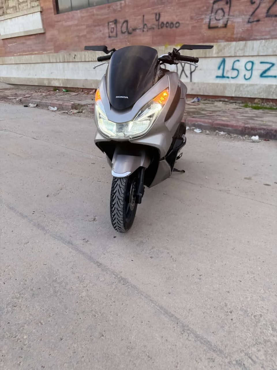 السلام عليكم Pcx جيل ثاني مديل2018 سلفر ماشيه 30الف دراجه ياباني مكفوله من كلشي بس ما عده كفرات بيهن شخوط  سعر خاص. للتواصل ***********
