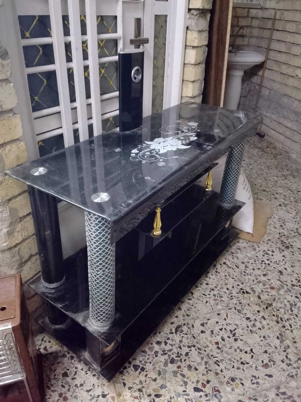 ميز طعام مع ميز بلازمه الإثنين ب40 مكاني حي الخطيب قرب أسواق تفاحه هاتف ***********
