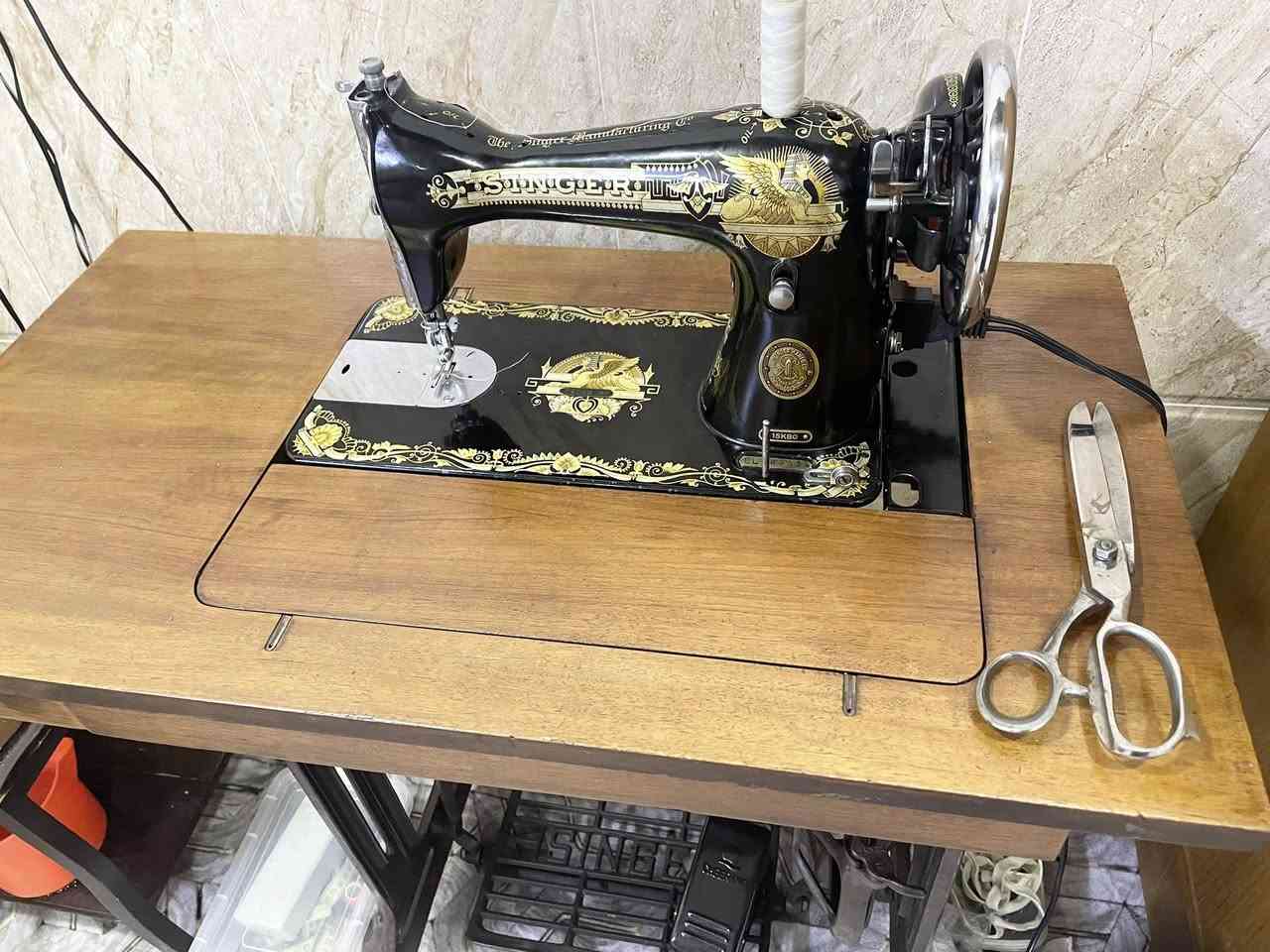 ماكنة خياطه سنجر أنكليزي أنتيك صنع عام 1942 تخيط مأطور ( دواسه) كهرباء وتخيط رجل وباليد ( عتله) خياطه درجه أولى 
ماكنه مال بيت استخدام قليل 
السعر 250 ألف سعر نهائي 
للمهتم خاص ***********
المكان كركوك الحريه
