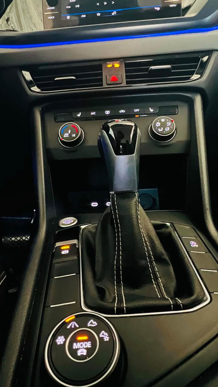 Volkswagen Taos 2022
42 مایل رۆشتووە
١٥ تۆربۆ
دوو پارچە و تەحدیل بێ داخیلی 
بەس سوکان سیستەمە 

مواسەفات:

* موتور: 1.5 لیتر TSI Turbo
* ژمارەی سیلەندەر: 4 سیلەندەر
* هێز: 158 hp
* دەبڵ ئەکسڵ
*٤ مۆدی لێخوڕینی هەیە
* ویل ١٨ی ئینج ئەلۆی 
* کوشن گەرم
* هیتد میرۆرس (ئاوێنە هیتەر)
* نۆزل هیتەر 
* کوشن شامۆ
* کروس کۆنترۆڵ
* وایەرلێس چارجەر (شەحن کەرەوەی بێ وایەر)
* شەحنکەرەوەی تایپ سی
* ئەپڵ کار پلەی
* ئەندرۆید ئۆتۆ
* شاشە ٨ ئینج (شاشە گەورە)
* دیجیتاڵ کۆکپیت
* * دژە خلیسک
* حەساسی قەرەباڵغی 
* لایت لید 
* شەغالە 
* ئاوێنە پرایڤسی (واتە بۆ فوللایت و شەو هیچ کاریگەری نییە) 
* تەبرید مەرکەزی
* برێک بەسمە
* ئۆتۆ هۆڵد (خۆی لە ترافیک لایت و ڕاوەستان ئەکوژێتەوە)
*بۆ زانیاری زیاتر پەیوەندی بکەن  بەم ژمارەی خوارەوە
*********** شومان, أربيل
