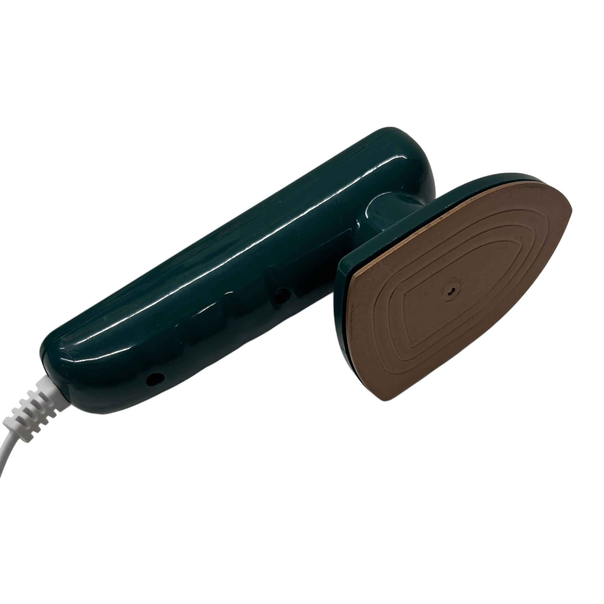 مكواة بخارية محمولة صغيرة "سيلفرز كريست" هي رفيقك المثالي للحصول على ملابس أنيقة أينما كنت.
يجمع بين الأداء القوي والتصميم المدمج ليمنحك تجربة كي سريعة ومريحة في المنزل أو أثناء السفر.

صغيرة ومريحة: بفضل تصميمها بحجم راحة اليد، يسهل حملها وتخزينها في حقيبة السفر أو حتى في الأدراج الصغيرة، مما يجعلها مثالية للرحلات والسفرات السريعة.

كي جاف ورطب: يمكن استخدامها للكي بالبخار أو الكي الجاف، مما يوفر المرونة اللازمة للتعامل مع مختلف أنواع الأقمشة.

لوح من التيتانيوم: تتميز بقاعدة كي كبيرة وناعمة مصنوعة من التيتانيوم، توفر توزيعًا متساويًا للحرارة وتنزلق بسلاسة على الأقمشة دون الإضرار بها.

مقبض مُصمم هندسيًا: المقبض المريح يضمن قبضة مريحة وتحكمًا سهلاً أثناء الاستخدام، مما يقلل من إجهاد اليد.

تسخين سريع: تسخن المكواة بسرعة، مما يوفر لك وقتًا ثمينًا عند الحاجة إلى كي مستعجل للملابس.

الجهد المقدر: 220 فولت

التردد المقدر: 50 هرتز

الطاقة المقدرة: 30 واط

هذه المكواة توفر حلول كي فعالة وعملية، وتضمن لك مظهرًا أنيقًا في أي وقت وبأقل جهد ممكن.


**إذا كنت صاحب هذا الإعلان وتريد حذفه لأي سبب، رجاءا أرسل رسالة إلى الدعم الفني**