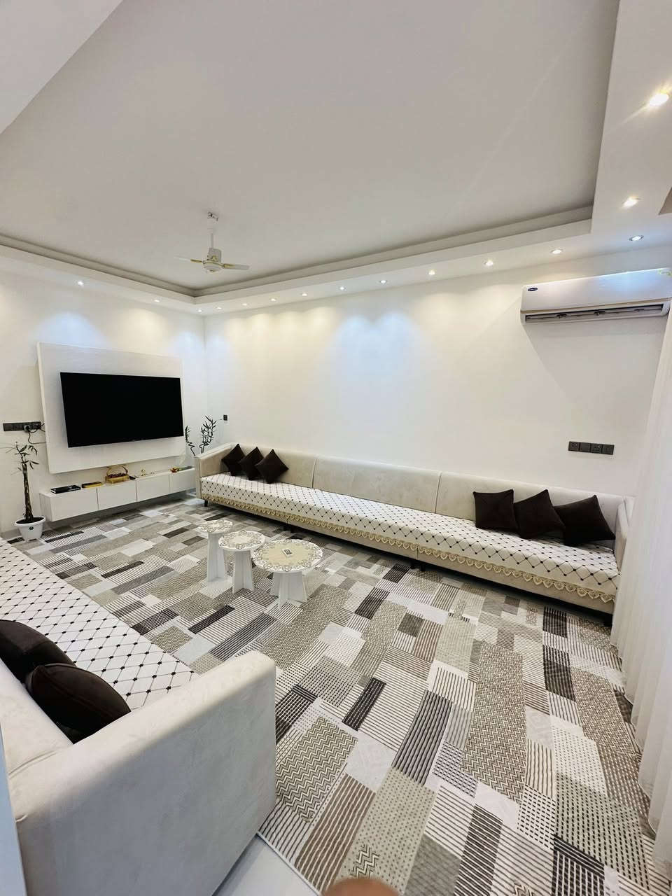 مجمع السلطان السكني
المساحه ٢٠٠ متر طابق ونص 
٣ غرف نوم 
صاله 
استقبال 
مطبخ 
بيع مع الاثاث كامل 
 السعر ١٩٩ مليون وبي مجال 
للاستفسار وباقي التفاصيل 
***********
