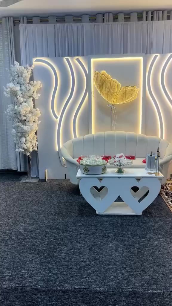 سلام عليكم  للبيع كوشه فقط للوحات الخشبيه لي يحب يجي خاص ويامر امر ستعمال قليل ***********
