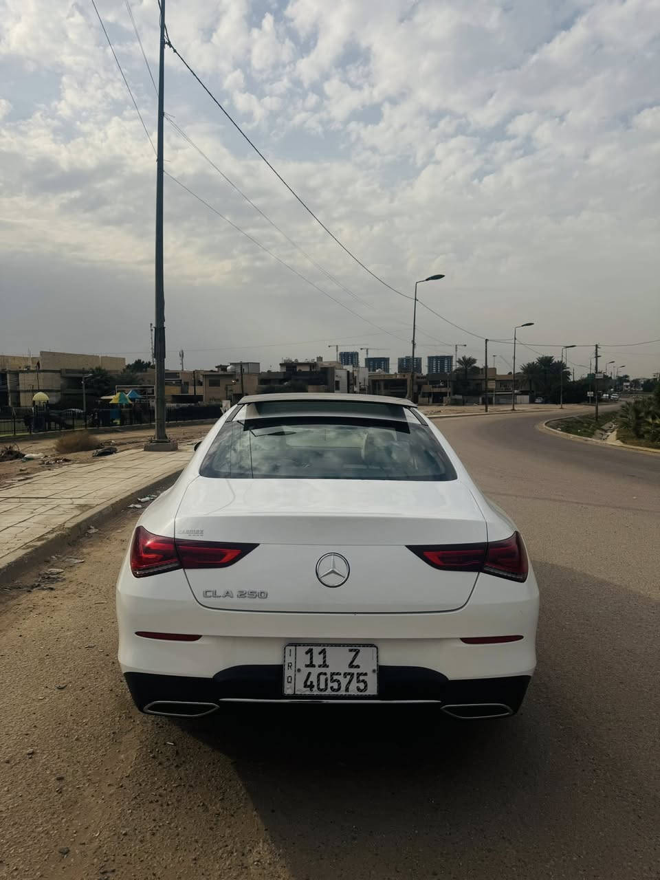 ⸻

السلام عليكم ورحمة الله وبركاته

نوع السيارة: مرسيدس بنز CLA 250
الموديل: 2023
اللون: أبيض

مواصفات السيارة:
 • كاميرا خلفية
 • التحكم على المنحدرات
 • تدفئة المقاعد
 • فتحة سقف بانوراما
 • بصمة تشغيل
 • دخول ذكي لجميع الأبواب
 • مثبت سرعة
 • مراقبة النقطة العمياء
 • نظام التعرف على إشارات المرور
 • إنارة محيطية بـ 64 لون
 • Apple CarPlay
 • رادارات
 • مقاعد جلد
 • ومواصفات أخرى عديدة

الحالة القانونية:
 • السيارة باسمي
 • التحويل خلال يوم واحد

الحادث:
     .        جاملغ وبنيد مبدلات بلادي ومصبوغات

السعر: 28,000 دولار

للتواصل:
📞 ***********
📞 0787 586 1134
