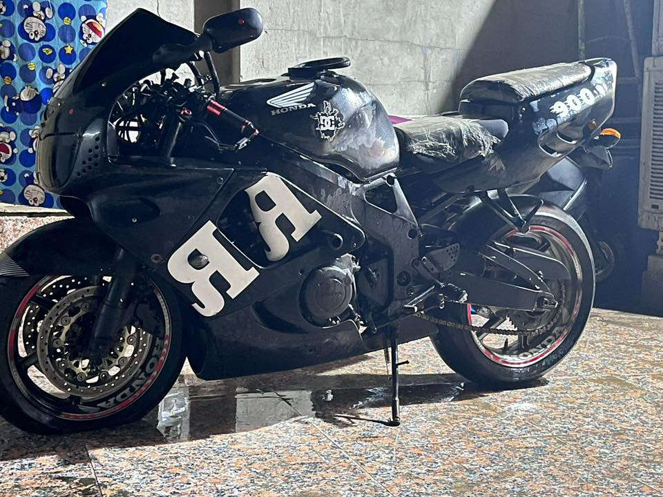 سلام عليكم
CBR 919 
مكينة 919 السرعة 300 الدراجة للبيع اوراق كامله نضيفة بس يرادله ترتيب كهربائيات والمكينة مبدل فقط زنجيل 
بس اني ابيع كوم حديد حالياً طافيه 
#مكاني بغداد الشعلة
#رقمي ***********
#السعر 1600 وبيه مجال بسيط يعني مليون و 600 الف
