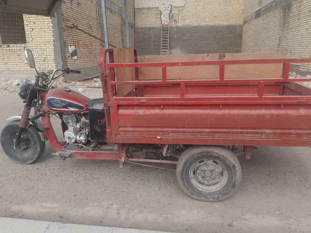 سلام عليكم ستوته للبيع محركها جديد مامفتوح تشتغل هندر واحد مال شغل السعر ٥٥٠ وبيها مجال قليل ساكن بغداد الغزاليه الهياكل  الهاتف ***********
